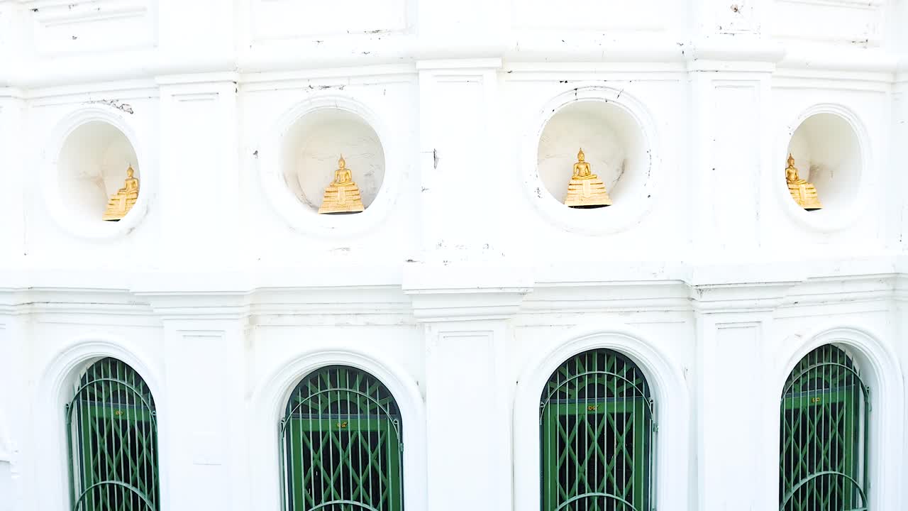 una serena exploración aérea de wat prayurawongsawat en bangkok, mostrando su intrincada arquitectura y ambiente pacífico bajo la suave luz del día