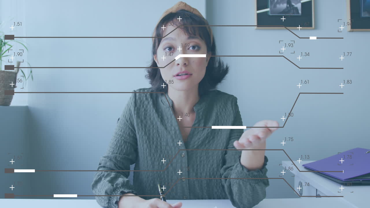 animación de lenguaje de computadora y patrón de placa de circuito sobre mujer asiática hablando en videocall.