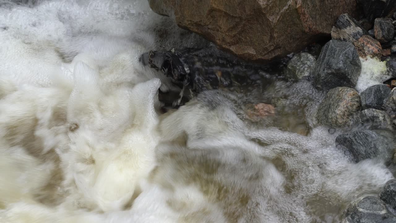 дренажная труба не может взять всю воду во время сильных дождей и наводнений - закрытие дренажной трубы с высоким уровнем воды - наводнение с сильными дождями и климатической концепцией