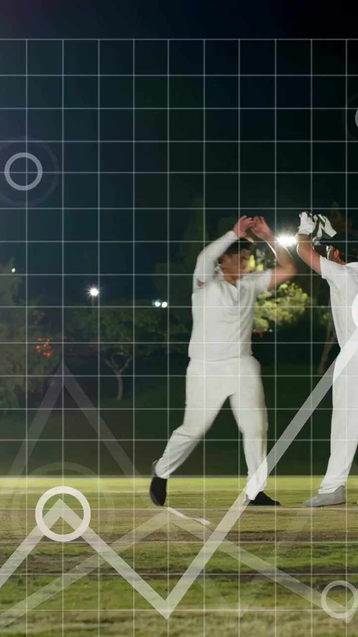 Vertikal video: Bowler afslutter kast, hold løber og fejrer gærde med kort og diagrammer