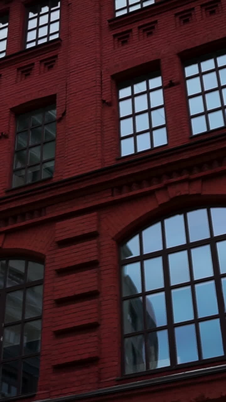 Edificio di mattoni rossi con finestre