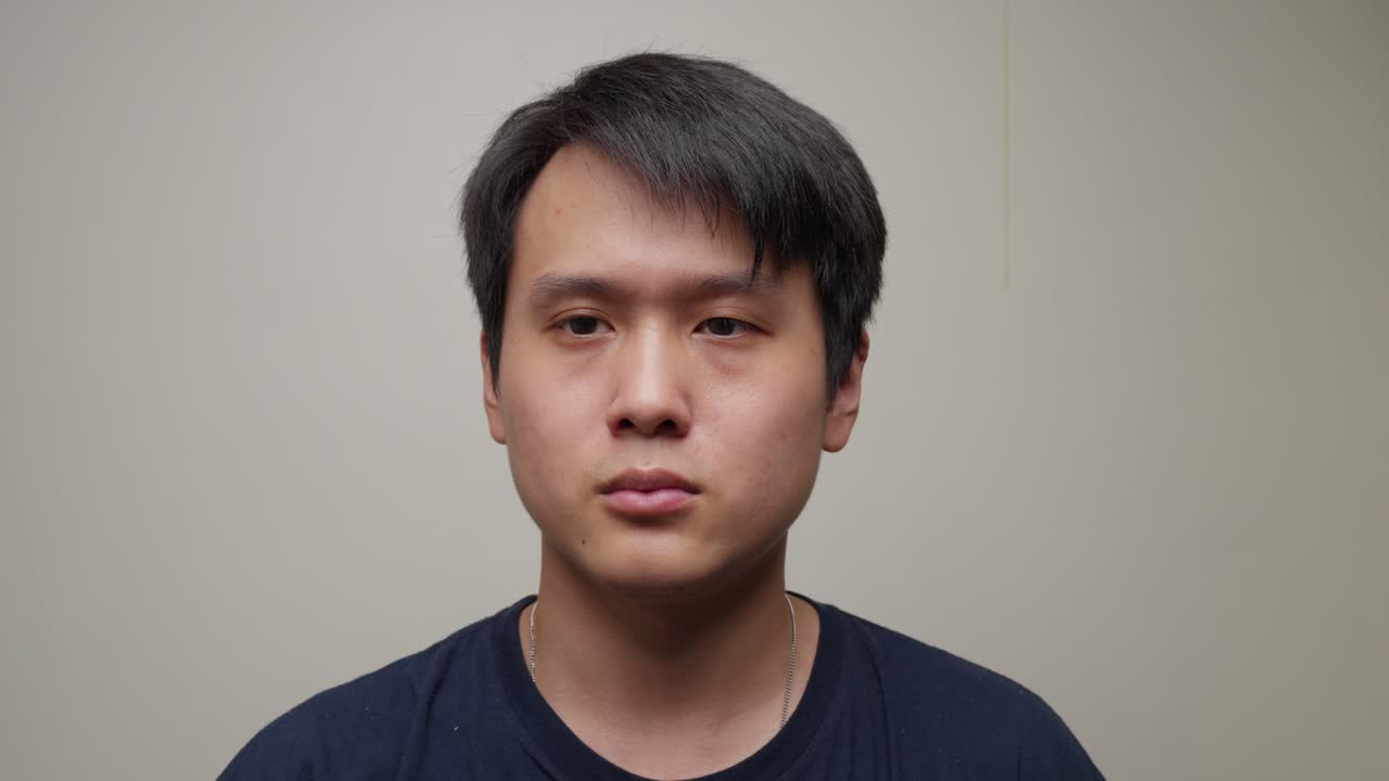 한 손짓을 하는 중국인 남자의 초상화