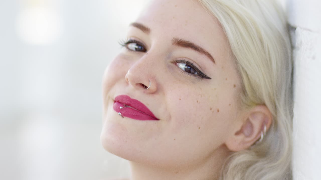 hermosa mujer joven con un labio perforado