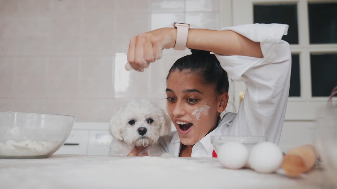 부에서 베이킹하는 여자와 개