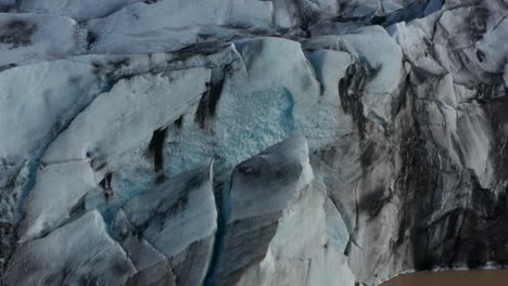 Cerrar-Vista-De-Drones-De-Bloques-De-Hielo-Del-Glaciar-Breidamerkurjokull-En-Islandia.-Increíble-Vista-De-Pájaro-De-La-Lengua-Del-Glaciar-En-El-Parque-Nacional-Vatnajokull.-Calentamiento-Global.-Increíble-En-La-Naturaleza