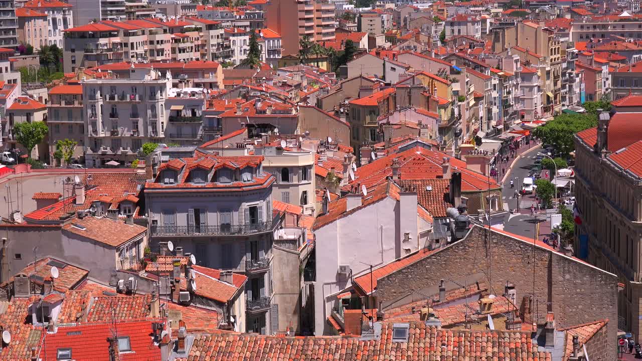 프랑스 칸의 도시 풍경과 빨간 지붕을 가로지르는 전망