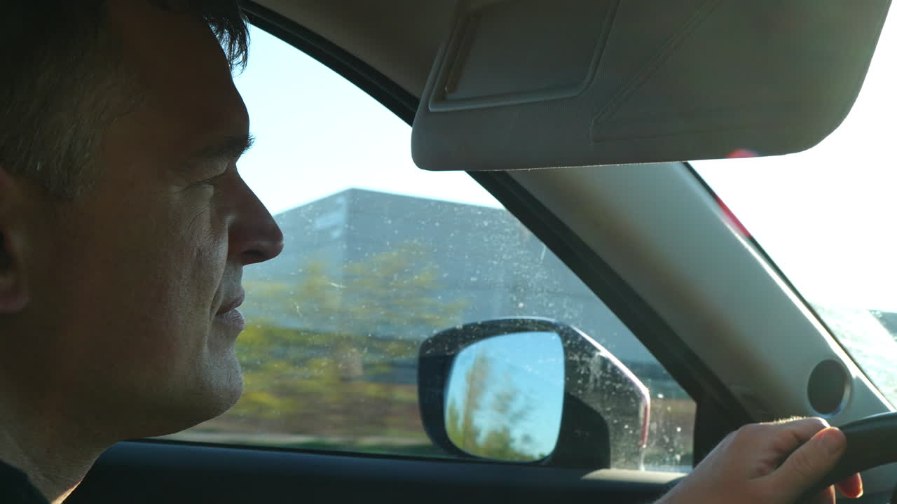 고속도로에서 차를 운전하는 남자