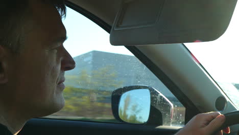 hombre conduciendo un coche en una autopista