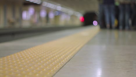 Urbano-Metro-Tubo-Metropolitano-Tren-Estación-Gente-Prisa-Túnel-Viaje-Interior-Mente-La-Brecha-Lisboa-Gente-Llegada-Salida-Tiro-Firme