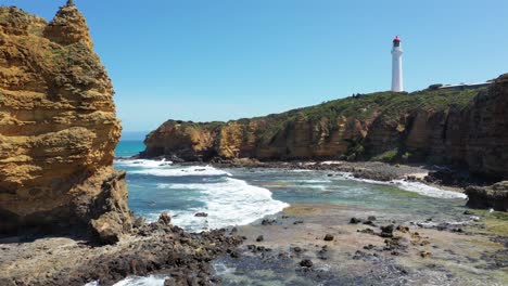 Antena-Vertical-De-Entrada-Aireys-Del-Faro,-Olas-Y-Acantilados,-Great-Ocean-Road,-Victoria,-Australia