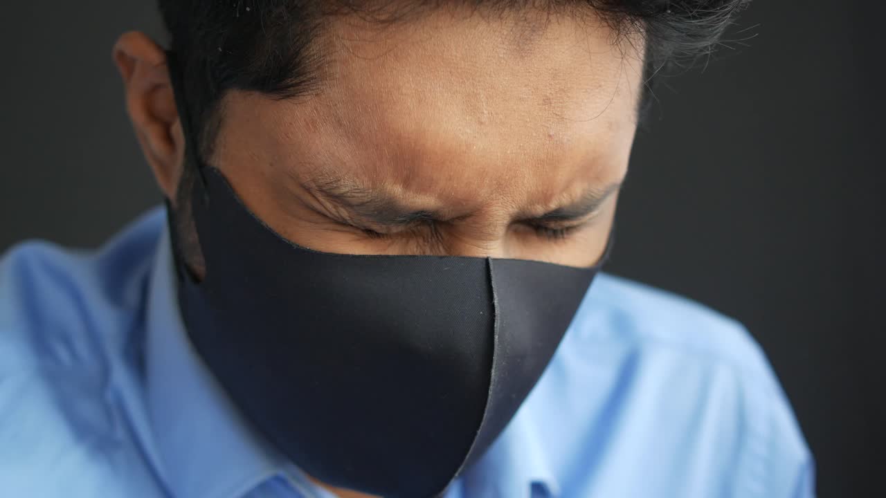 마스크를 입은 남자