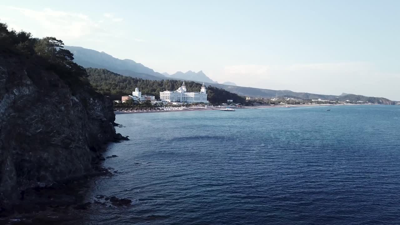 hotel turístico costero con vistas a las montañas y al océano