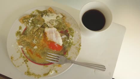 맛있는 멕시코 칠라킬레스는 아침에 부부싸움 후 차가워졌습니다.