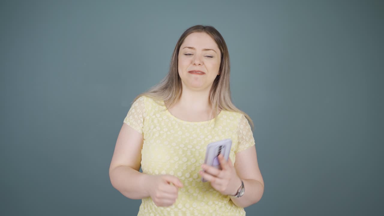 손에  ⁇ 드폰을 들고 춤추는 젊은 여성.