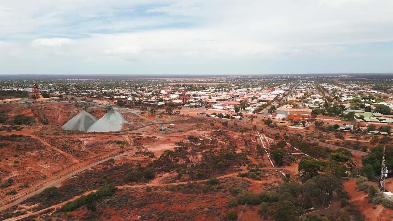 drone disparado sobre kalgoorlie boulder en australia occidental en un día nublado, ciudad minera australiana