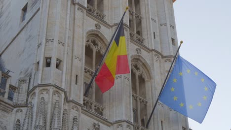 banderas de la ue y belga en el ayuntamiento de bruselas