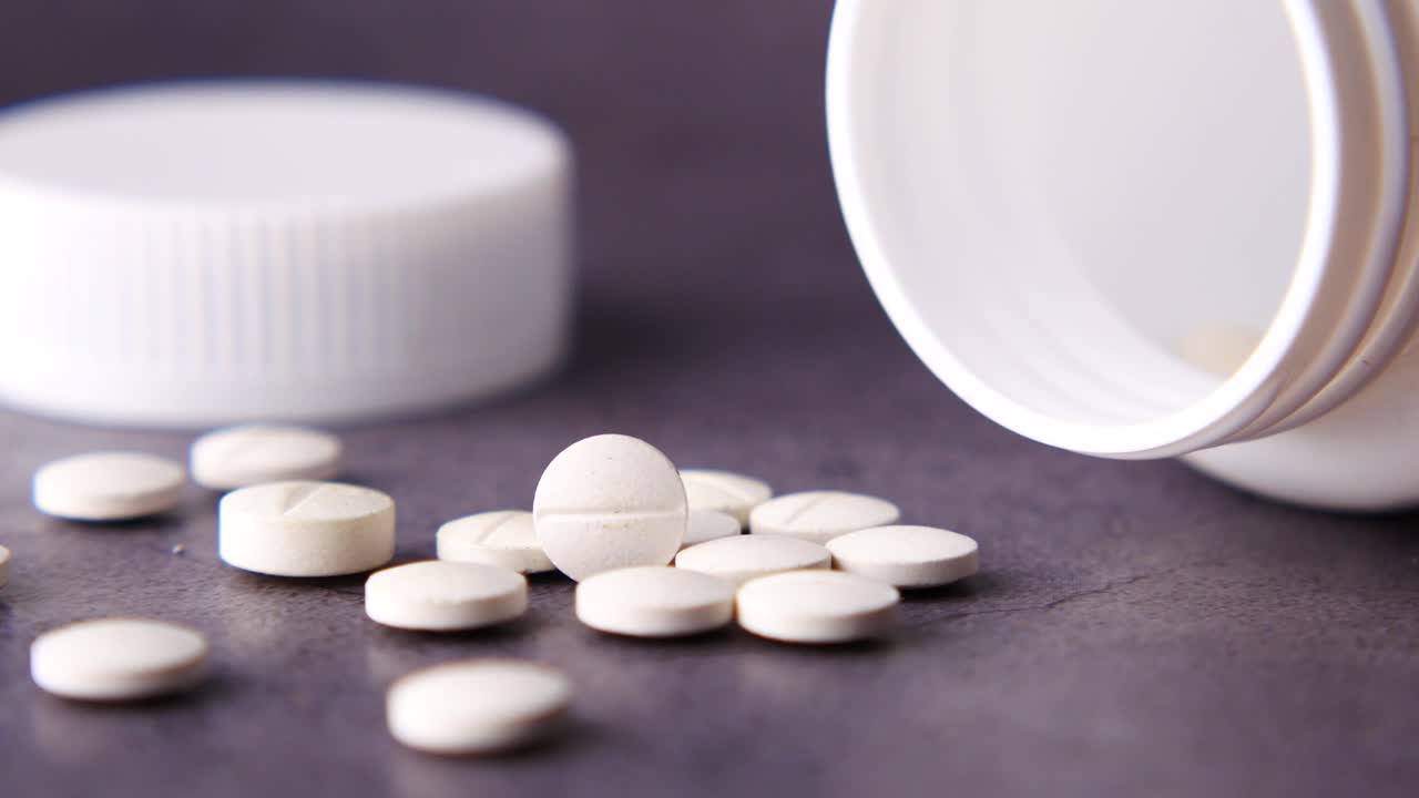 병에 담긴 색 알약