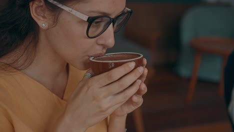 mujer disfrutando de café en una cafetería