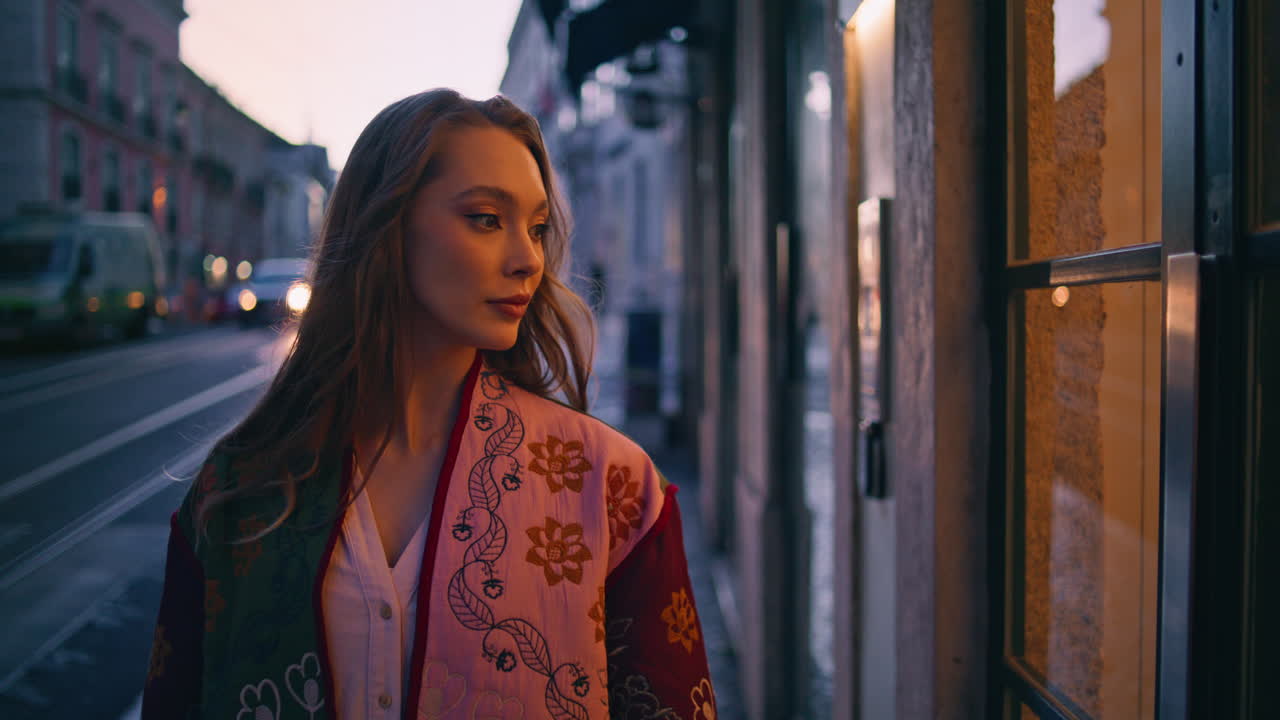 Ragazza elegante in posa in una strada urbana di sera, primo piano. Donna in piedi in città di notte.