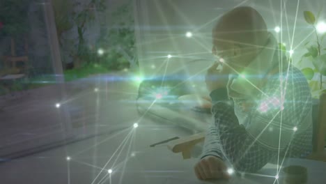 animación de redes de conexiones con iconos sobre el hombre usando teléfono inteligente