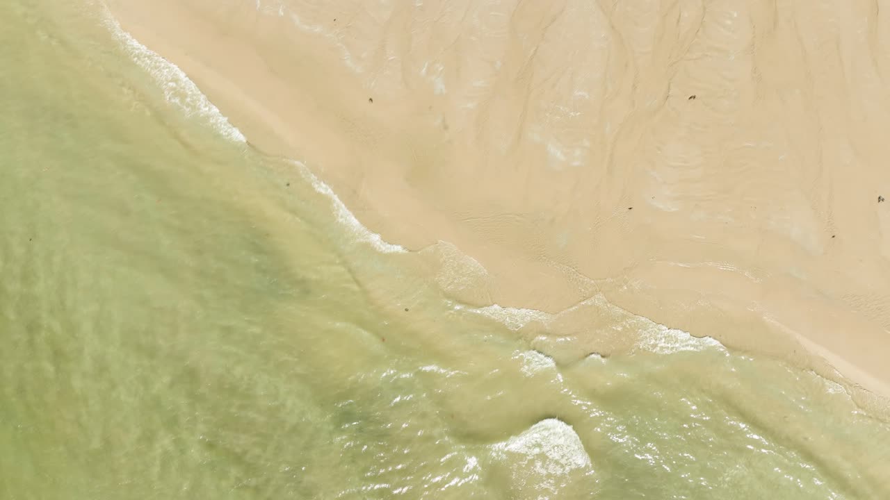 movimiento suavizado del gimbal sobre el agua de manantial