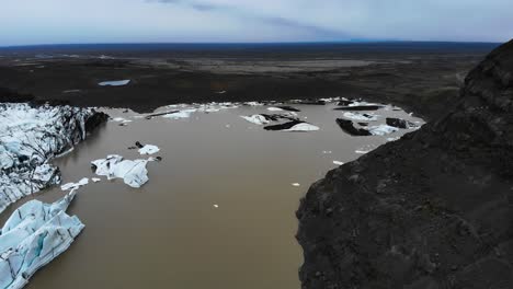 Imágenes-Aéreas-Que-Muestran-El-Punto-Glacial-Svinafellsjokul-Con-Mucho-Hielo-Derretido-En-Agua-Marrón-2