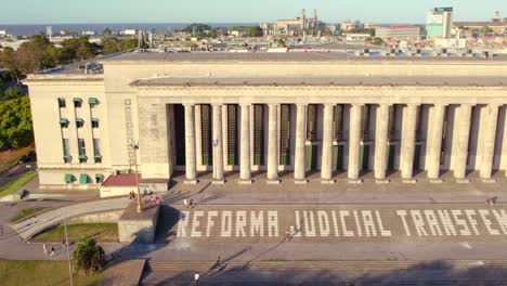 Vista-Aérea-Camión-Derecho-De-La-Facultad-De-Derecho-De-La-Uba-Con-El-Diseño-Neoclásico-E-Influencia-Grecorromana,-Con-La-Actual-Protesta-De-La-Reforma-Judicial-Transfeminista,-Cámara-Lenta