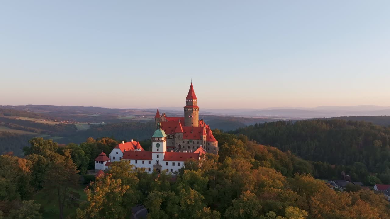 Sisli sabah havasıyla sarılı Bouzov Kalesi'nin drone görüntüsü