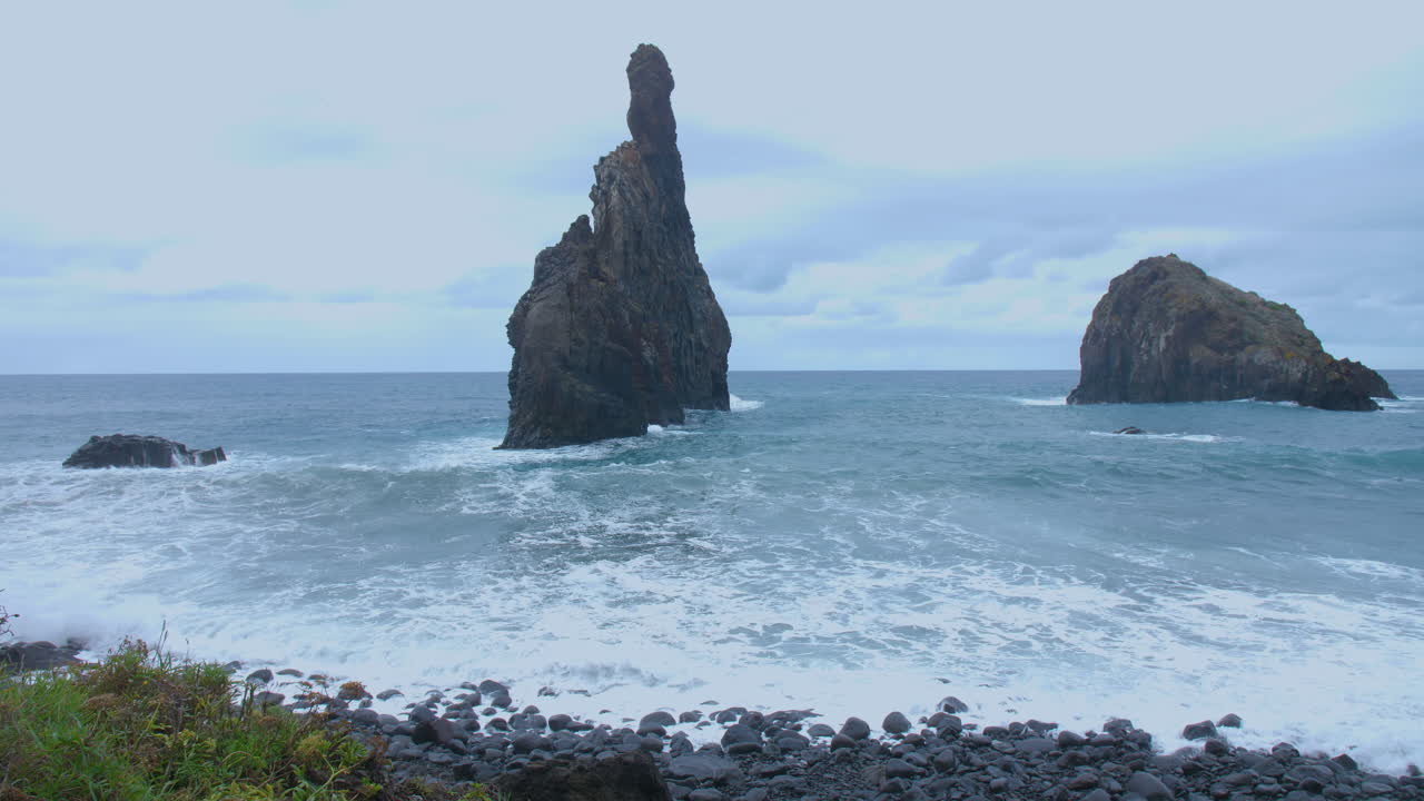 Ribeira da Janela Porto Moniz Seixal Madeira klippe med bølget hav og urolig strand på en overskyet dag