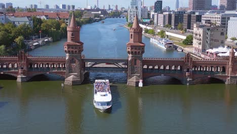 Boot-Schiff-Zug-Sommertag-Berlin-Flussbrücke-Deutschland