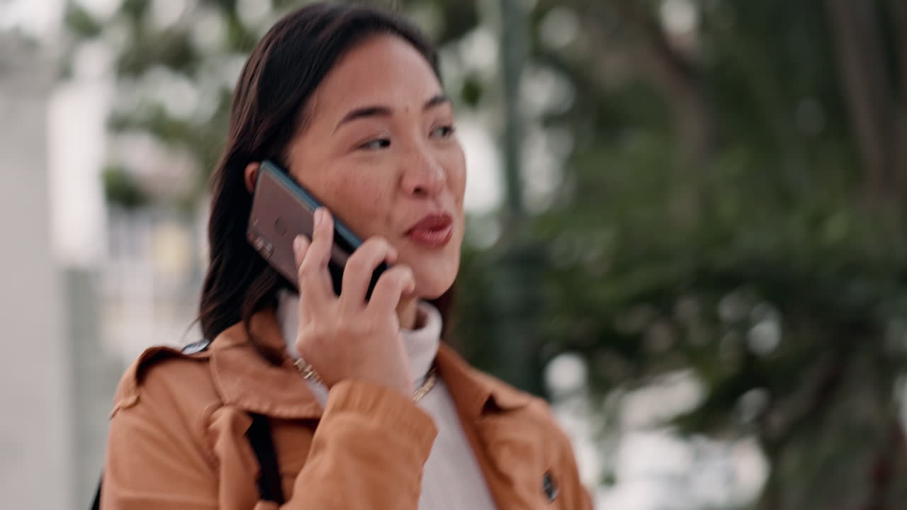 비즈니스, 전화 통화 및 아시아 여성