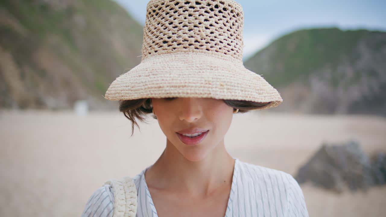 mujer elegante relajándose en la playa en el retrato de la isla de verano. mujer atractiva descansando