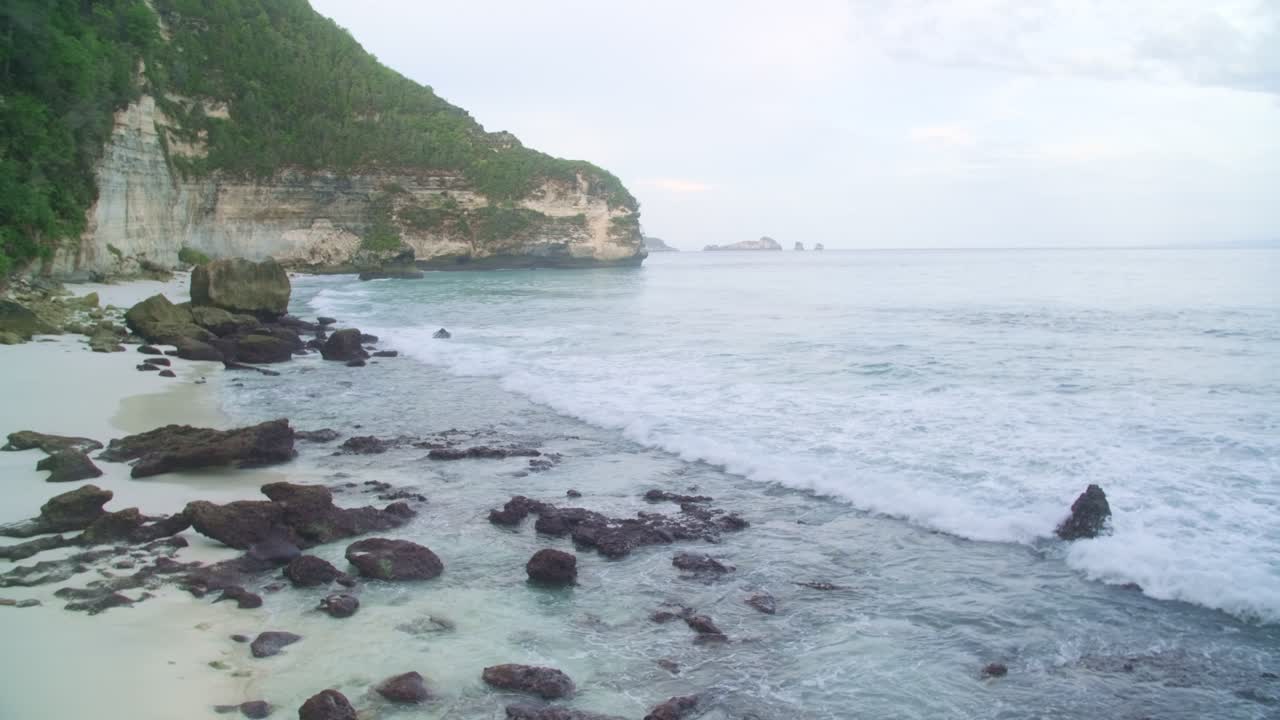 Sepotong Surga: Diamond Beach, Nusa Penida dalam 4K