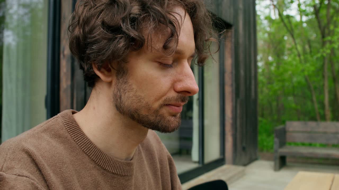 hombre al aire libre por cabina