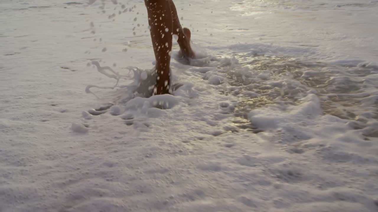 해변에서 달리는 여성의 낮은 섹션 4k