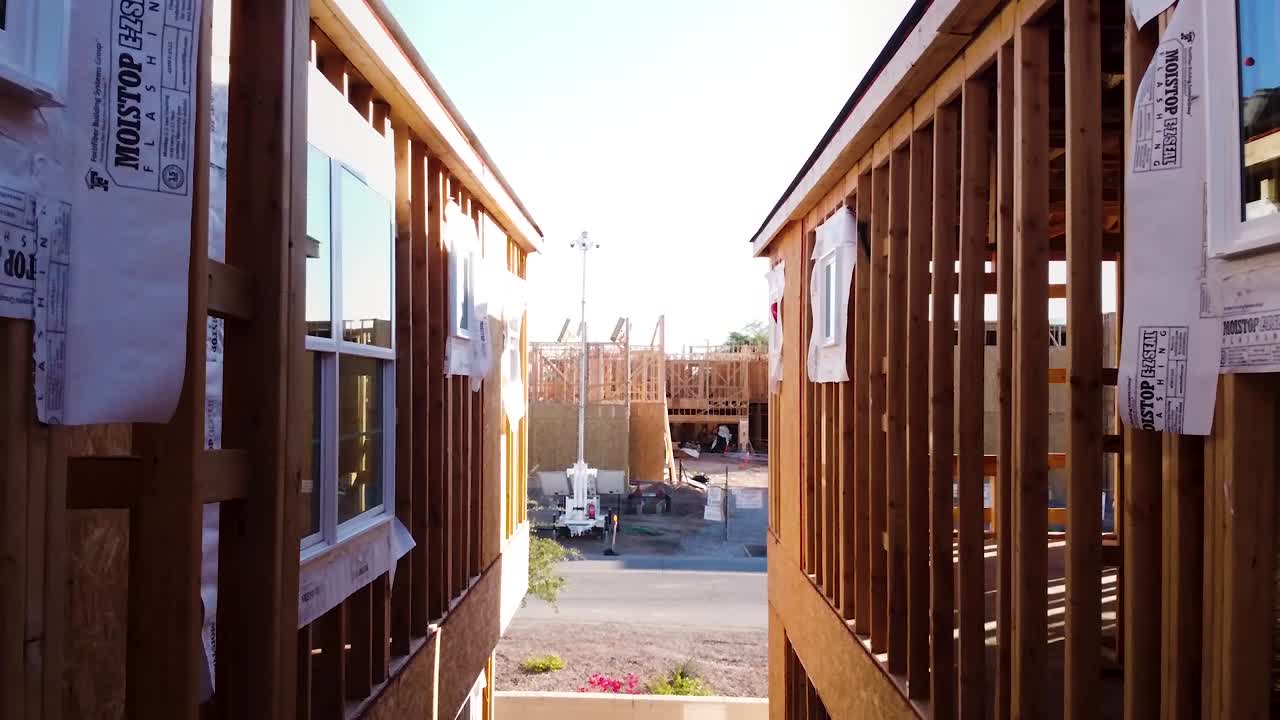 disparo de drones entre la construcción de la casa