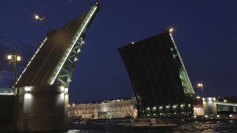 Die-Palastbrücke-In-Sankt-Petersburg