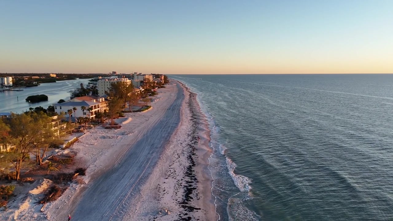 Bờ biển Indian Rocks, Clearwater Florida lúc hoàng hôn nhìn từ flycam.