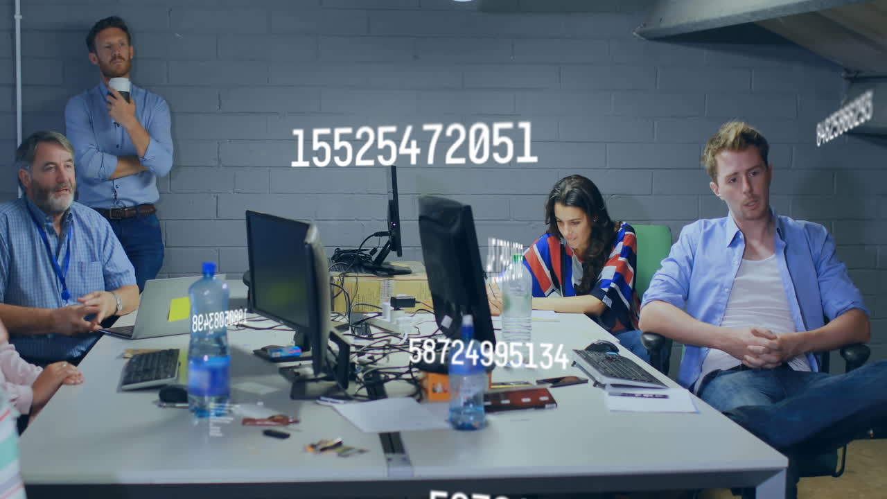 사무실에서 다양한 사업가들을 처리하는 숫자의 애니메이션