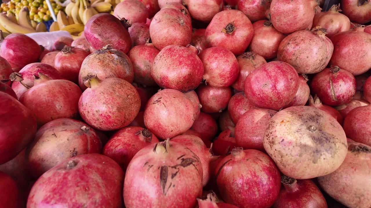 Bunke af friske granatæbler