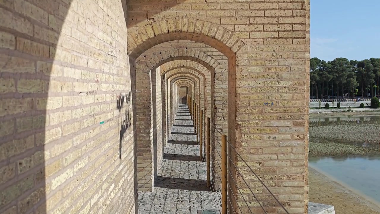 Passeggiando attraverso il corridoio ad arco di un antico ponte in mattoni