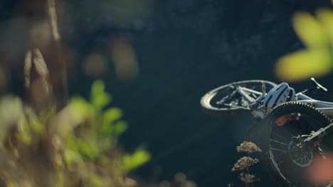 un ciclista lleva su bicicleta a una montaña en cámara lenta