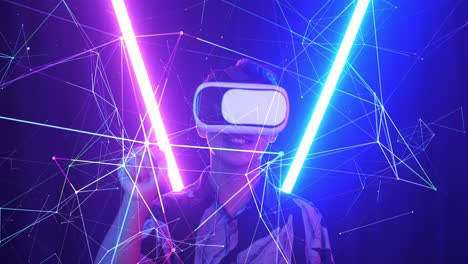 vr, futurista, conceito de entretenimento. menino asiático entusiasmado usando fone de ouvido de realidade virtual e tocando com luz de néon no fundo