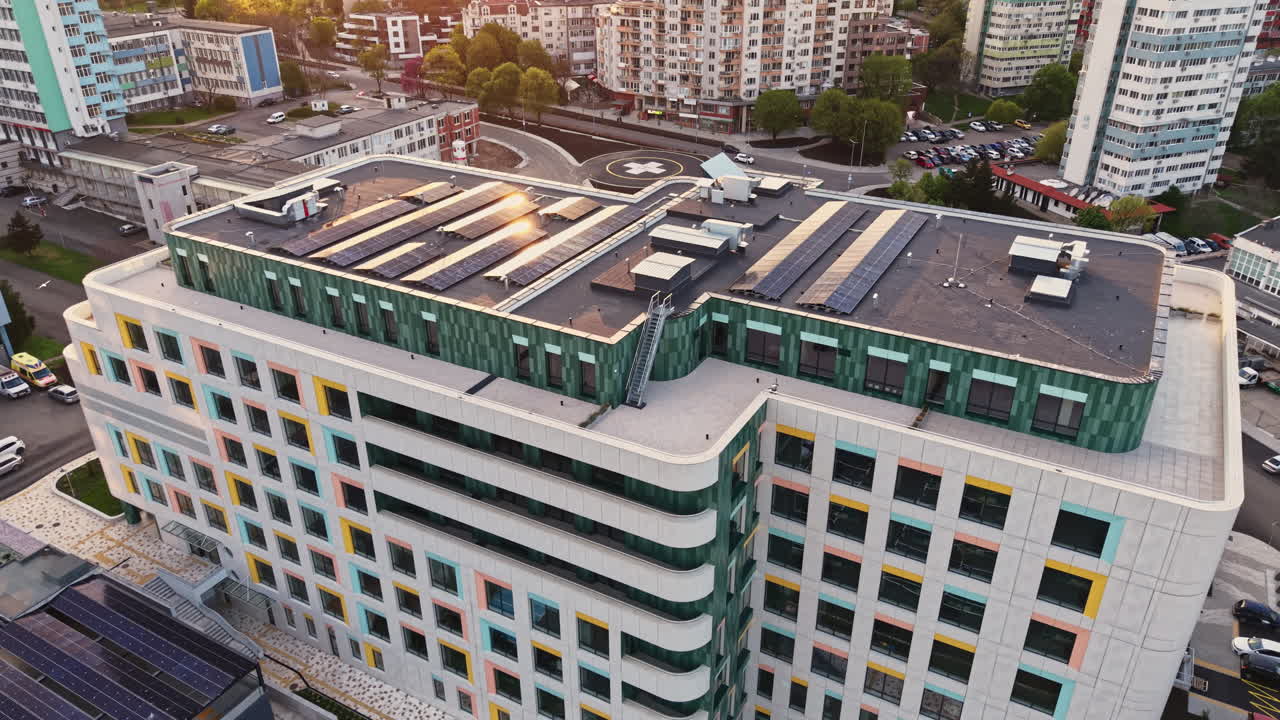 Vista di un edificio moderno in città, dal design verde e colorato, al tramonto, che mette in risalto l'architettura urbana.