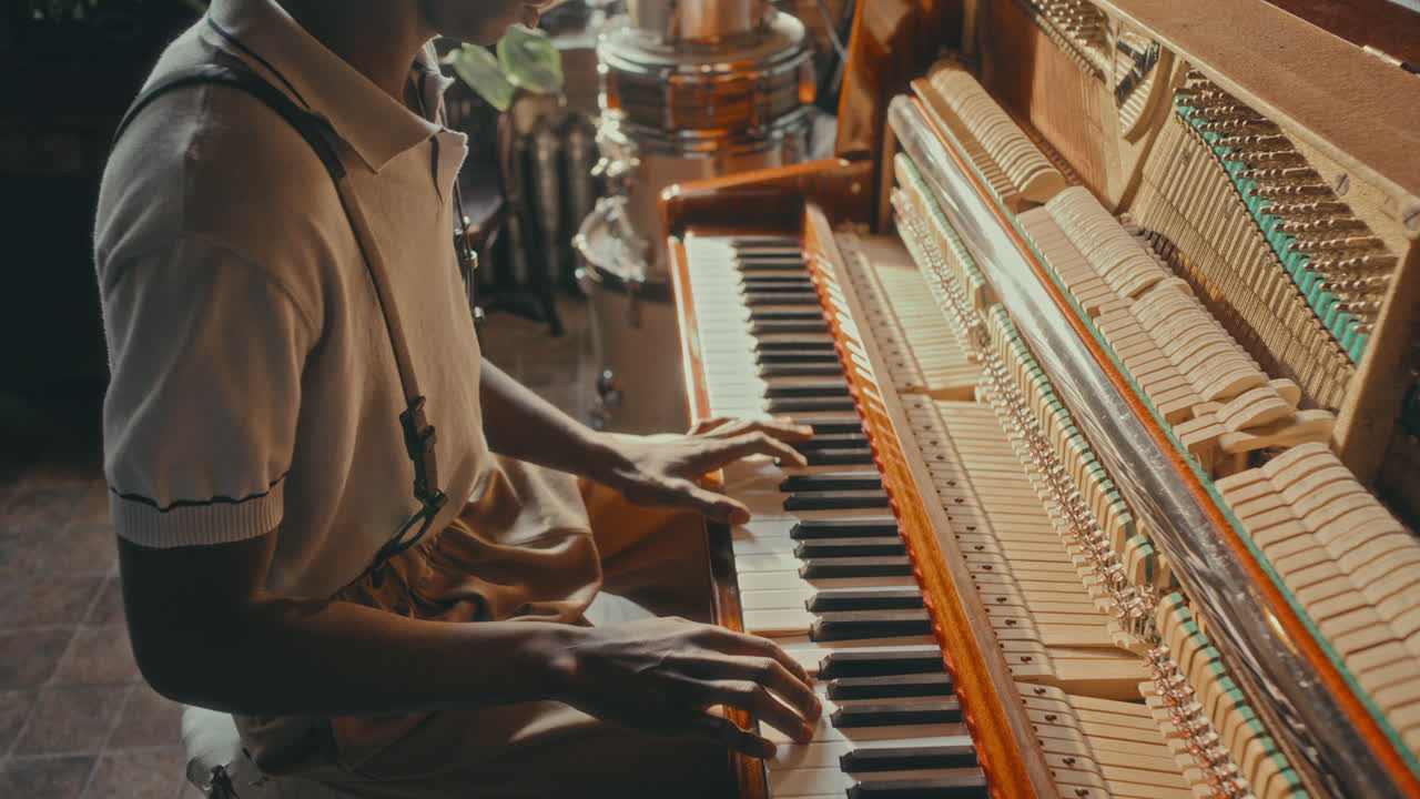빈티지 피아노를 연주하는 사람