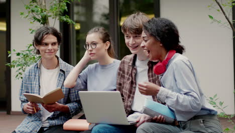 amigos multiétnicos en el campus de la universidad.