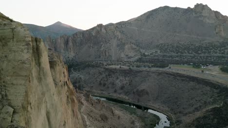 vista aérea de la caminata exterior de smith rock al amanecer
