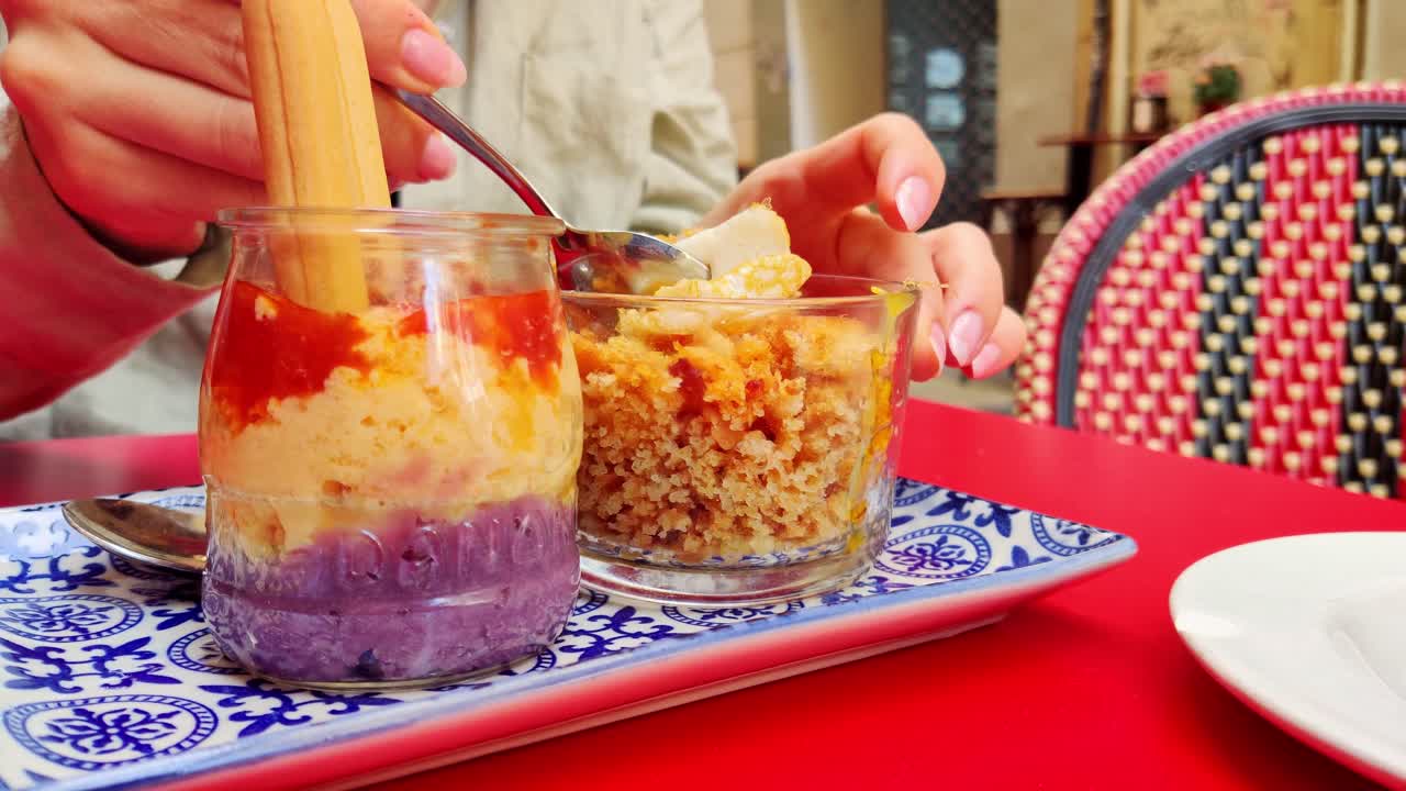 comer una deliciosa comida colorida en un restaurante de comida rápida, cerrar la vista en cámara lenta