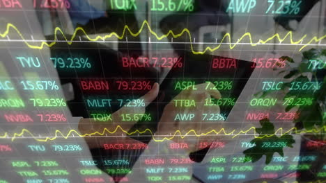 animación del procesamiento de datos financieros sobre diversas personas de negocios que usan tablets en la oficina