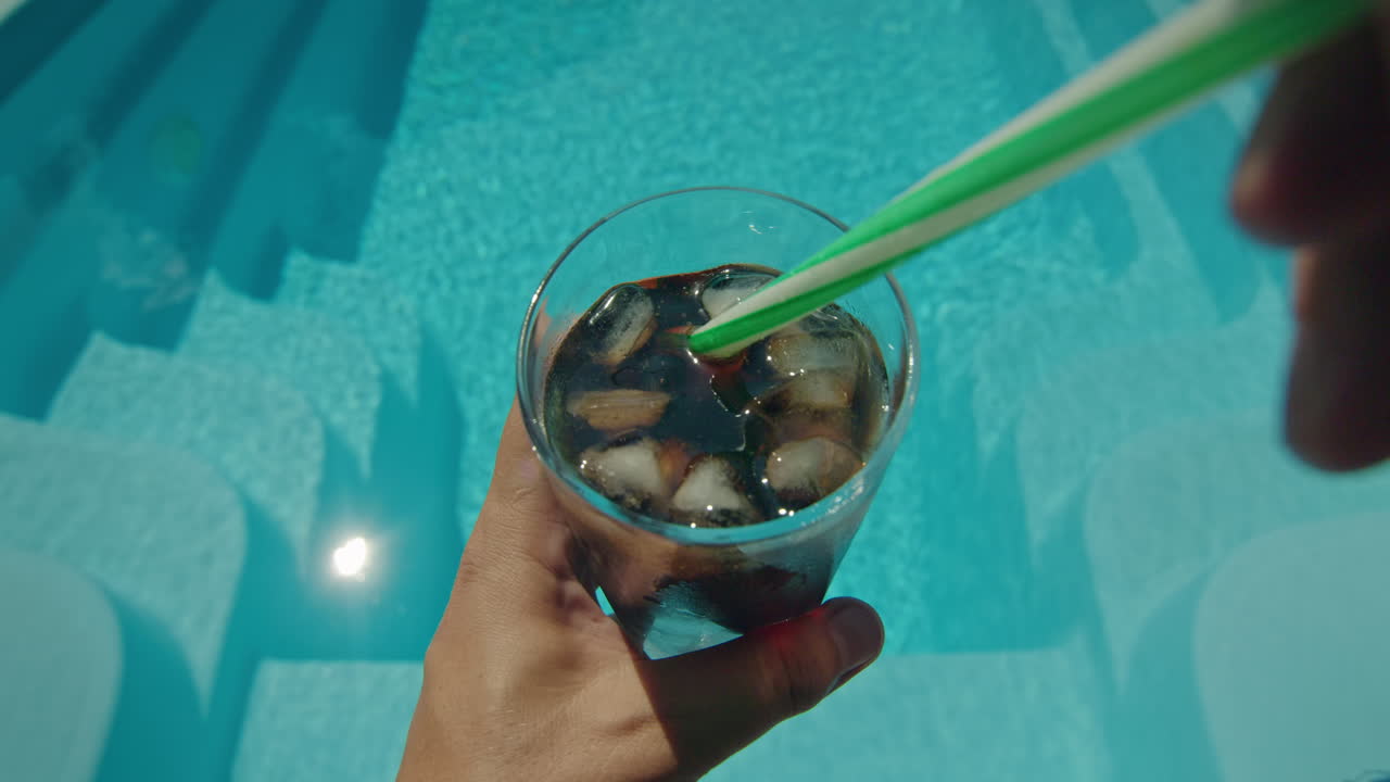 bebida fría en la piscina